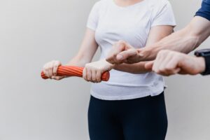 femme faisant une activité sportive